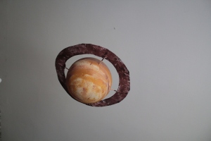 foto van een model van Saturnus